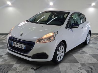 la petite voiture blanche est garée dans une grande pièce