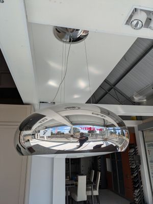 un grand miroir suspendu au plafond d'un immeuble