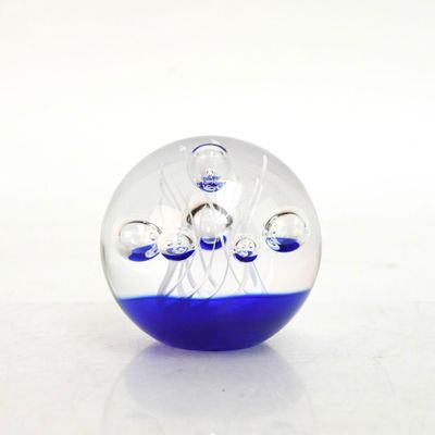 Boule presse-papier sulfure en verre à inclusions de bulles.…