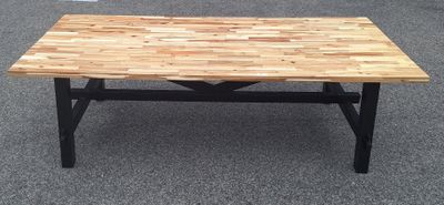 une photo d'une table en bois et en métal