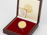 une image représentant une pièce d'or dans une boîte en bois