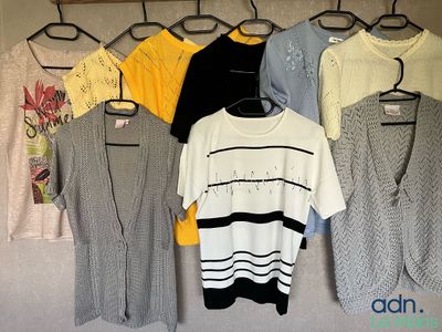 beaucoup de vêtements suspendus à un portant