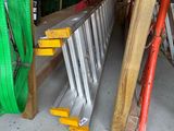 plusieurs pièces de bois sont empilées dans un garage