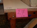 une boîte de pizza posée sur une table, sur laquelle est collé un autocollant rose