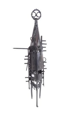 une sculpture métallique représentant un homme avec une horloge sur la tête