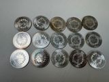 Plusieurs types de pièces de monnaie sont disposés en rangée sur une table