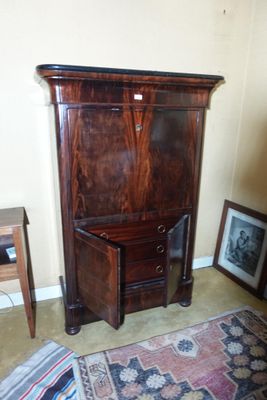 un meuble en bois dans un coin du salon