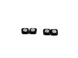 une paire de boucles d'oreilles à clous en diamant noir et blanc sur fond blanc