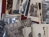 un lot de vieilles photos en noir et blanc sur une table