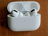 une paire d'AirPods posée dans son étui sur une table