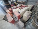 un grand nombre de boîtes empilées dans un entrepôt