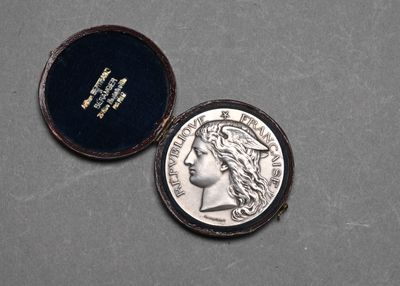 une pièce d'argent dans un étui noir posé sur une table