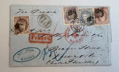 une feuille de papier sur laquelle sont apposés des timbres, posée sur une table