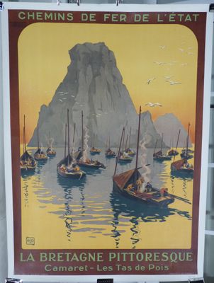 une affiche représentant des bateaux sur l'eau, avec des montagnes en arrière-plan