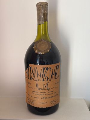 une bouteille de vin posée sur une étagère