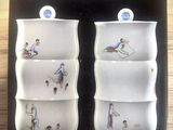 un livre sur lequel figure l'image de deux vases