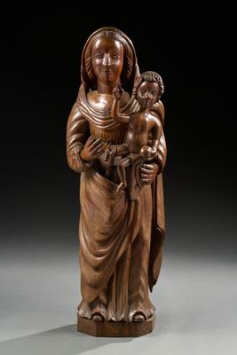 une statue en bois représentant une femme tenant un enfant dans ses bras