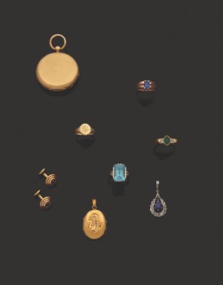 un assortiment de bijoux en or et en argent sur fond noir