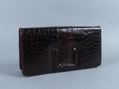 une image représentant un portefeuille en cuir marron sur fond gris
