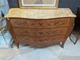 une photo d'une commode au plateau en marbre dans une pièce