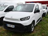 de nombreuses camionnettes blanches garées en rangée sur la pelouse