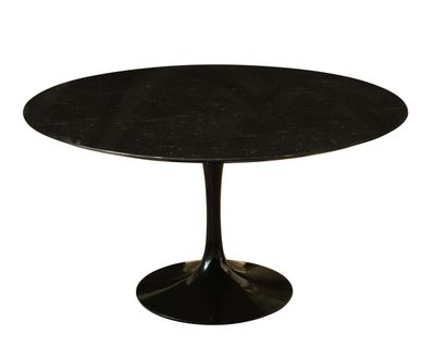 une table ronde en marbre noir avec un piètement noir
