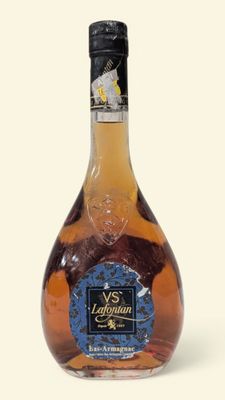 l'image d'une bouteille d'alcool posée sur une table