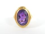 une image représentant une bague en or sertie d'une pierre violette