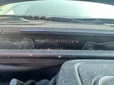 un gros plan sur le tableau de bord d'une voiture, le capot ouvert