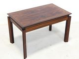 une petite table avec un plateau en bois sur un sol blanc