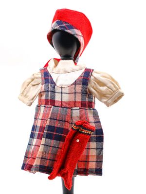 un mannequin coiffé d'un chapeau rouge et vêtu d'une robe à carreaux