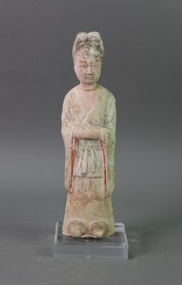 statue d'une femme vêtue d'un kimono, avec un ruban rouge autour de la taille