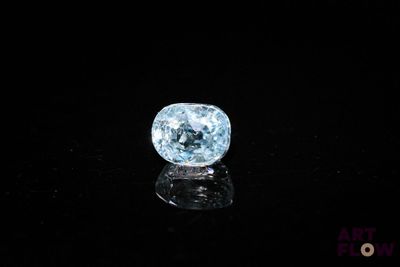 gros plan d'un diamant bleu sur une surface noire