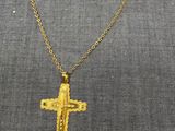 un pendentif en forme de croix en or, suspendu à une chaîne en or, sur un mannequin, un mannequin, un mannequin, un mannequin, un mannequin, un mannequin, un mannequin, un mannequin, un mannequin, un mannequin, un mannequin, un mannequin, un mannequin, un mannequin, un mannequin, un mannequin, un mannequin, un mannequin, un mannequin, un mannequin, un mannequin, un mannequin, un mannequin, un mannequin, un mannequin, un mannequin, un mannequin, un mannequin, un mannequin, un mannequin, un mannequin,