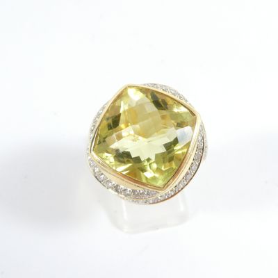 une photo d'une bague jaune et blanche sertie d'un quartz citron facetté