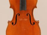 un vieux violon avec un archet sur fond blanc
