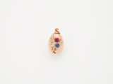 une image représentant un pendentif en or orné d'une pierre rouge, bleue et verte