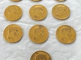gros plan d'un paquet de pièces d'or sur une surface blanche