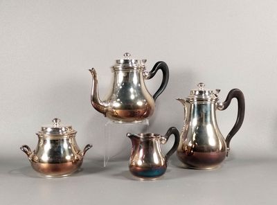 cinq théières en argent et une théière en argent posées sur une table