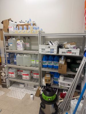 une pièce avec beaucoup d'objets sur les étagères