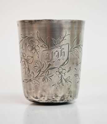 une coupe en argent ornée d'un motif sur un fond blanc