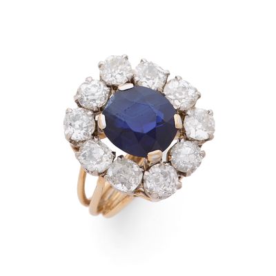 une bague à grappes de saphirs et de diamants
