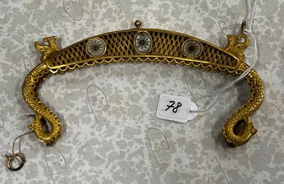 une poignée dorée accrochée à un mur, avec une étiquette de prix dessus
