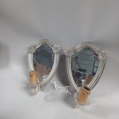 deux miroirs posés sur une table blanche