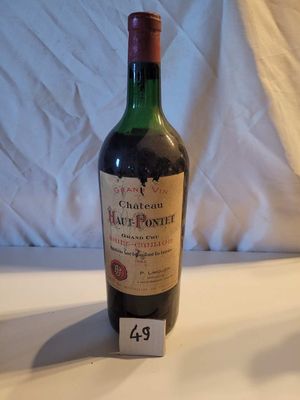 une bouteille de vin posée sur une table, avec une étiquette indiquant son prix