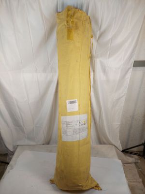 un grand sac contenant un tissu jaune posé sur une surface blanche