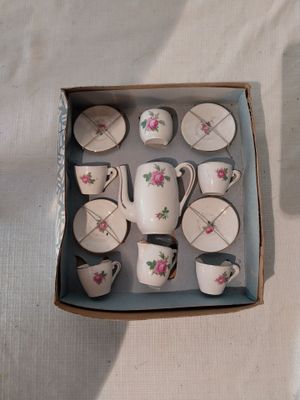 une boîte contenant tout un tas de tasses et de soucoupes