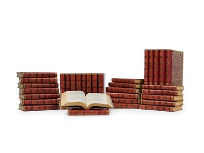 livres empilés sur une surface blanche