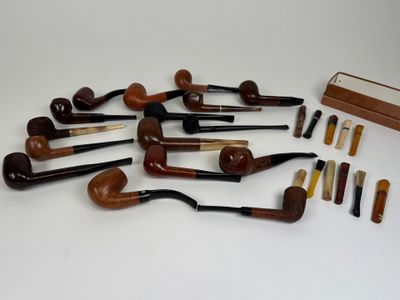 Collection de 15 pipes et 11 fume-cigarettes. - Photo 1
