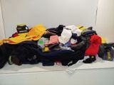 une pile de vêtements posée sur une étagère dans une pièce